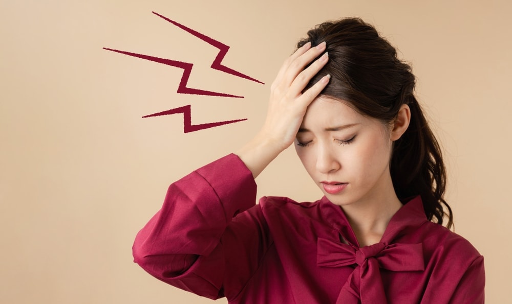頭痛で悩む女性