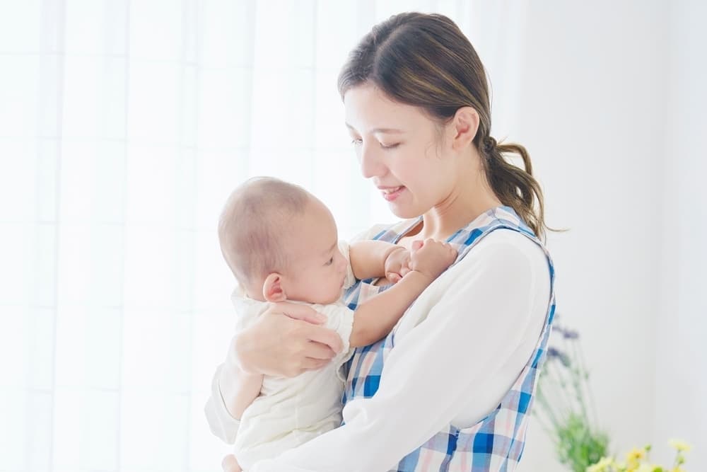 出産後の女性と赤ちゃん