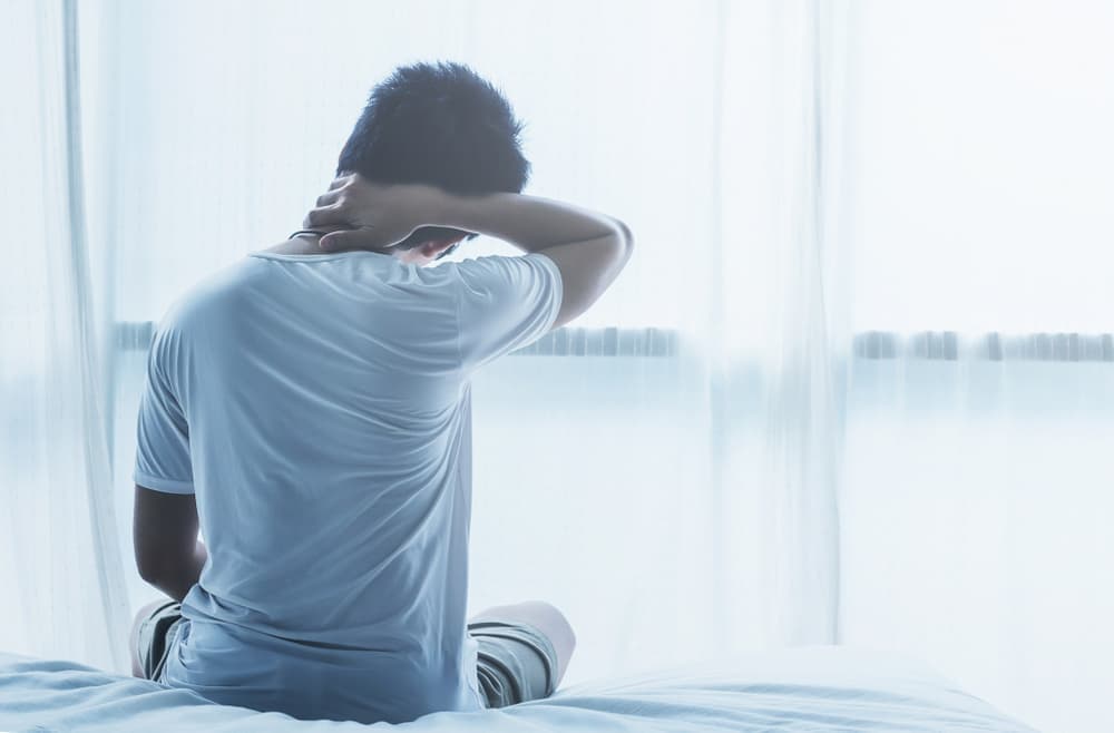 首を痛めた男性