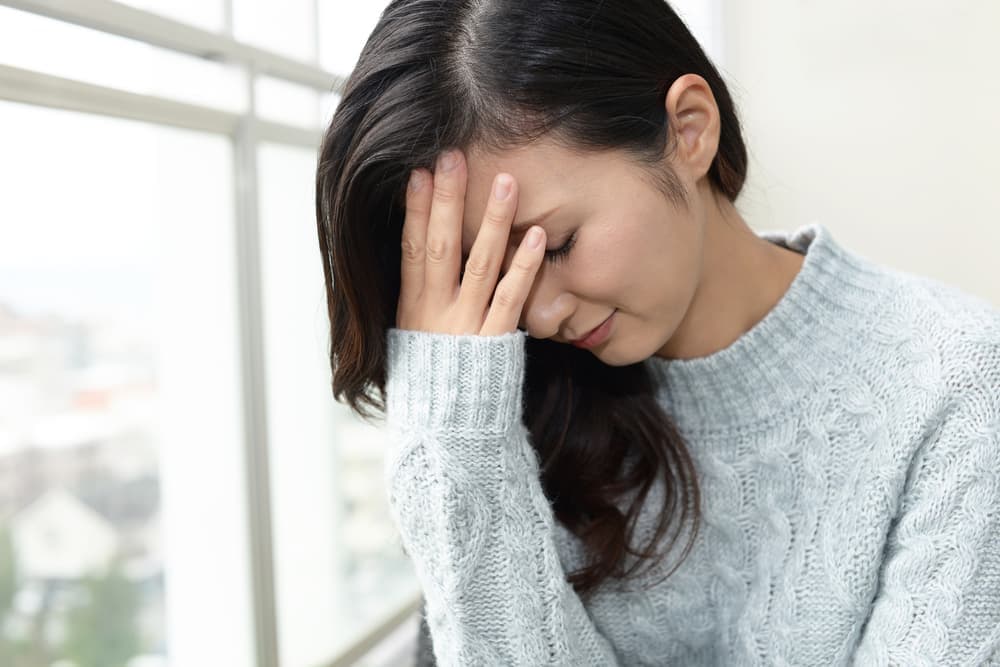 落ち込む女性