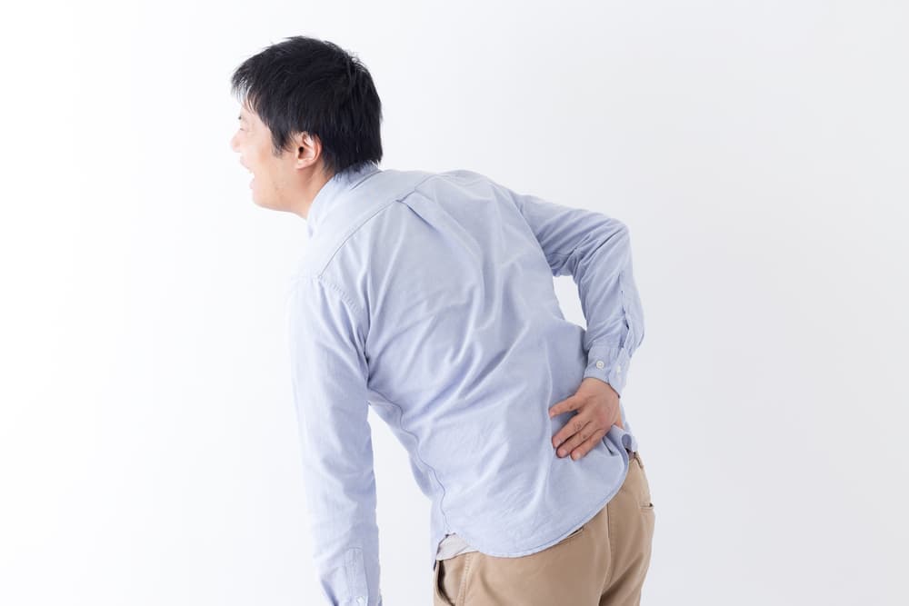 腰の痛みを抱える男性